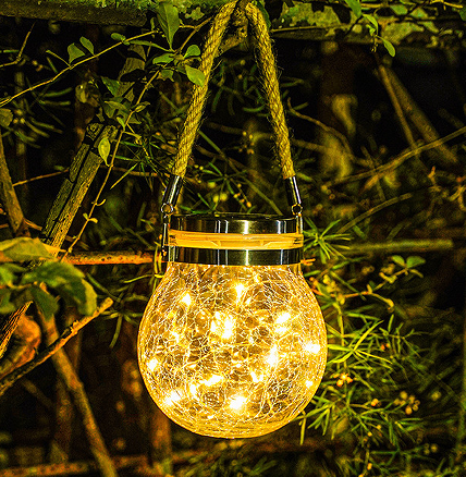 Для стварэння цёплай і ўтульнай атмасферы на балконе выкарыстоўвайце лямпы на сонечных батарэях.