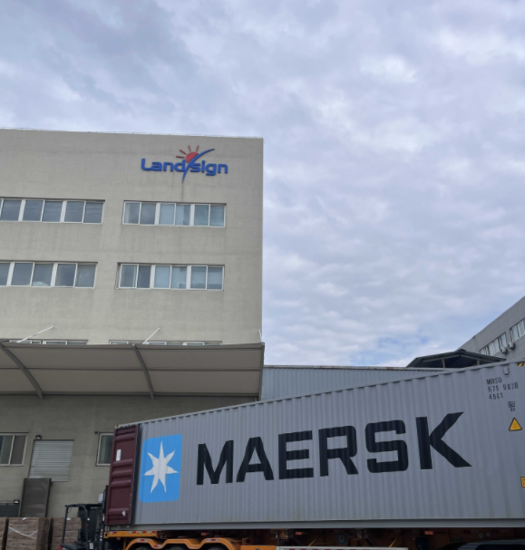 Пагрузка кантэйнераў і адгрузка пачынаюцца рана раніцай у Landsign