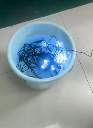 Палубныя лямпачкі праходзяць выпрабаванні на воданепранікальнасць пры апусканні ў ваду